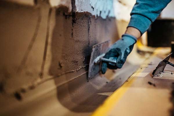 Belsőoldali vízszigetelés kialakítása falcsatlakozásnál